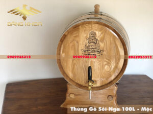 Công đoạn 2: Đổ rượu vào thùng
